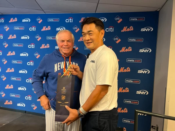 彭政閔賽前和球隊總教練修瓦特(Buck Showalter)話家常並留下合影。摘自大都會臉書