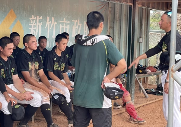 成德高中黑逆轉勝賽後集合。吳敏欣攝