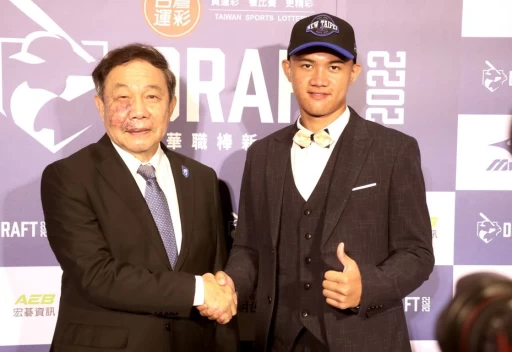 富邦悍將新人投手林華偉放棄加盟，決定就讀大學。富邦悍將提供