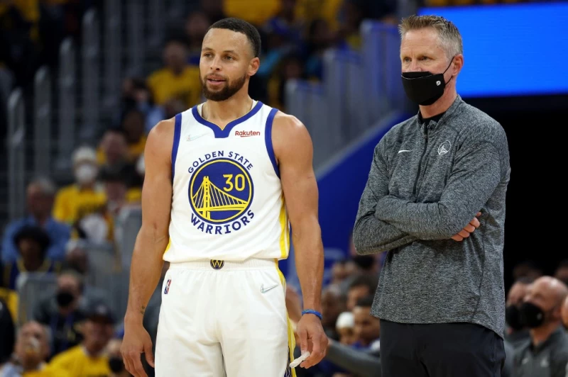 勇士教練柯爾（Steve Kerr，右）。法新社