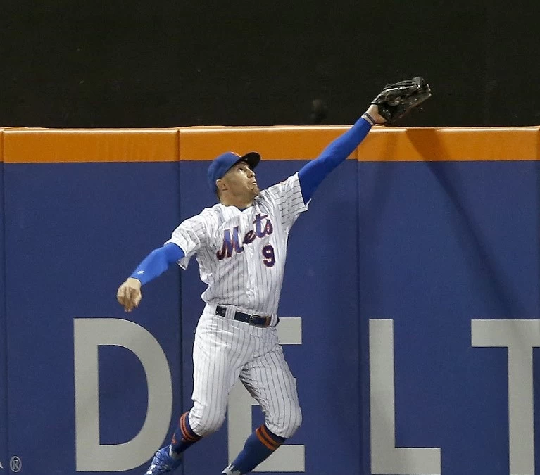 大都會外野手尼莫(Brandon Nimmo)沒收全壘打。法新社