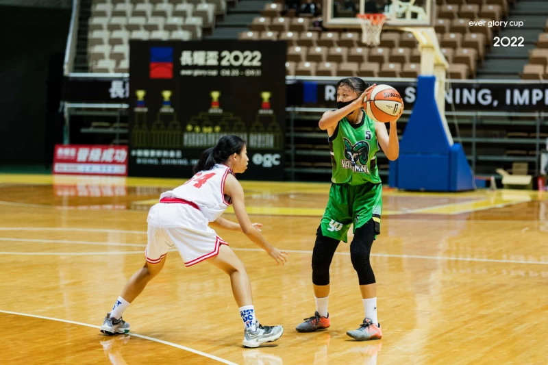 陽明前鋒鄭莉萱右與苗商林潔瑩一對一攻防。大會提供
