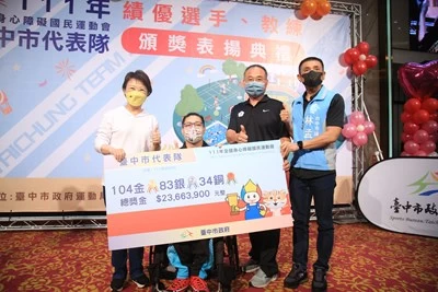 全國身障運台中代表隊成績歷屆最佳,盧市長頒千萬獎金肯定城市英雄。(台中運動局提供)