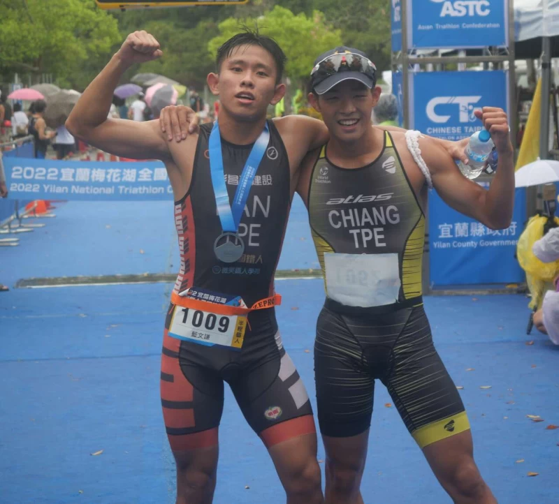 好兄弟藍文謙(左)、江典祐互相競爭場外是好兄弟。中華民國鐵人三項協會提供