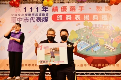 運動局長李昱叡和選手合影。（台中運動局提供）