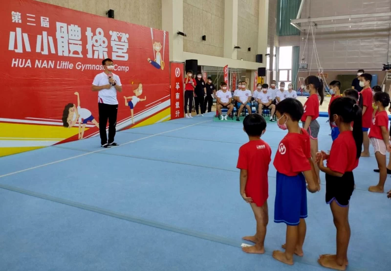 國家體操代表隊總教練林育信、體操選手莊佳龍、葉政,及國訓中心體操教練共同組成的國家級教練團悉心指導。官方提供