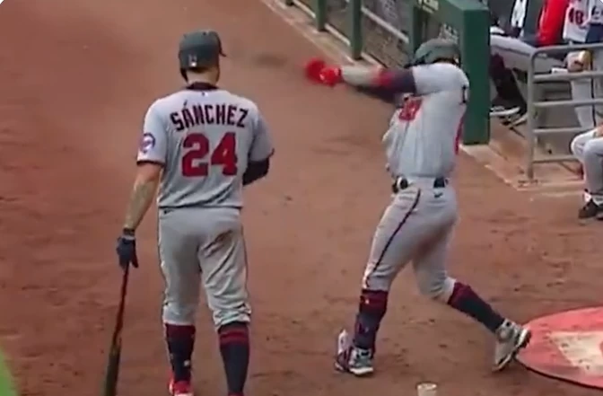 「海怪」桑其士（Gary Sanchez，左）差一點被爆頭。摘自推特