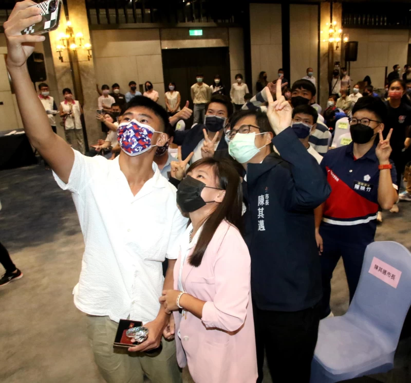 市長開心與選手玩自拍。高雄運發局提供