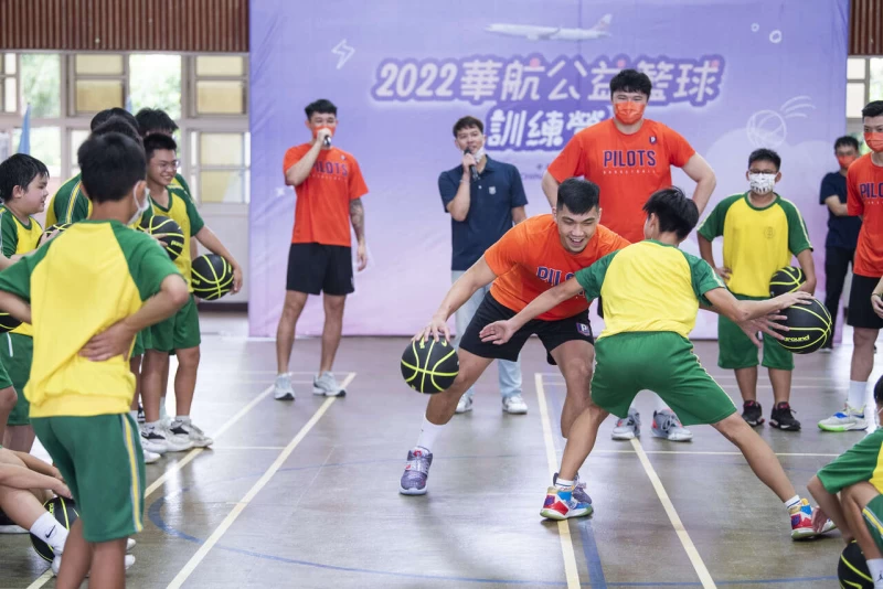 P. LEAGUE+ 桃園領航猿球星黃泓瀚和觀音國中籃球隊學生進行趣味比賽。官方提供