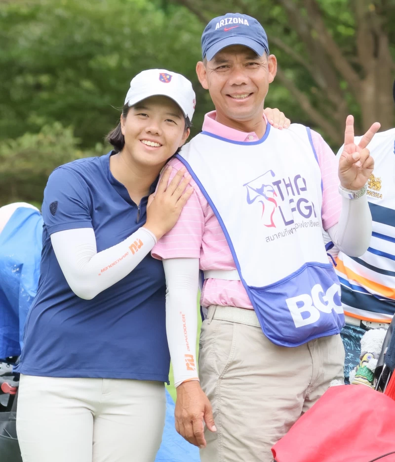 張雅淳左父親張世民一同飛到泰國當愛女桿弟。TLPGA提供/葉勇宏攝