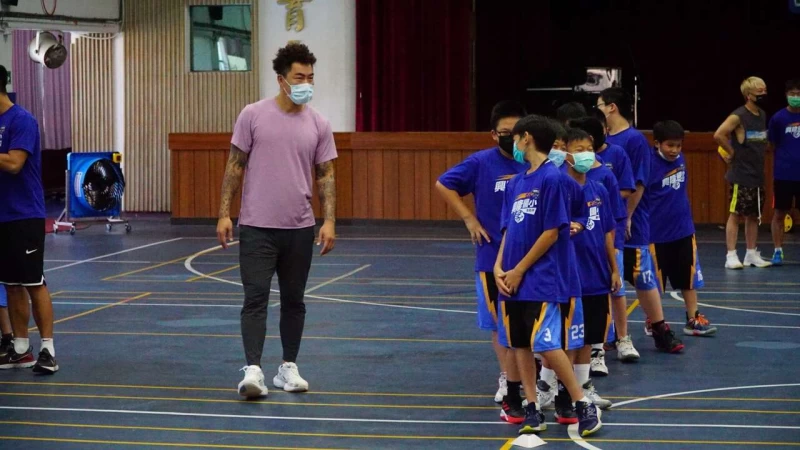 郭泓志擔任教練與現場的小朋友進行簡單的基本訓練。球關注提供