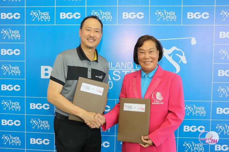 TLPGA理事長劉依貞(右)與ThaiLPGA會長Kritsada Tanvilai進行共證簽約儀式。TLPGA提供/葉勇宏攝