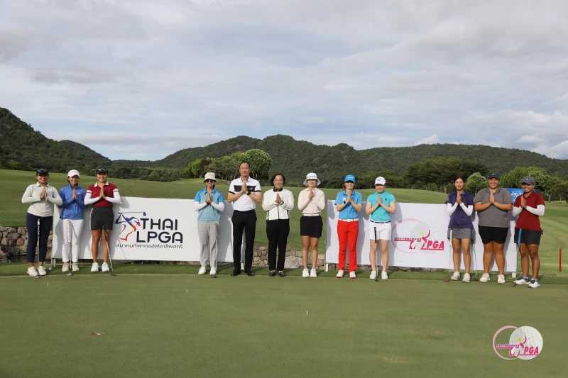 TLPGA理事長劉依貞(左6)與ThaiLPGA會長Kritsada Tanvilai(左5)及選手在兩協會背板前合影。TLPGA提供/葉勇宏攝