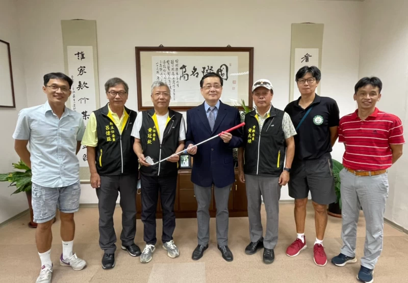 花蓮高爾夫委員會贈90支全新球桿協助東華大學推動高爾夫特色體育課程。花蓮高球委員提供