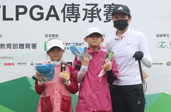 贊助商TaylorMade提供C.D組業餘選手高爾夫球一條及帽子。官方提供