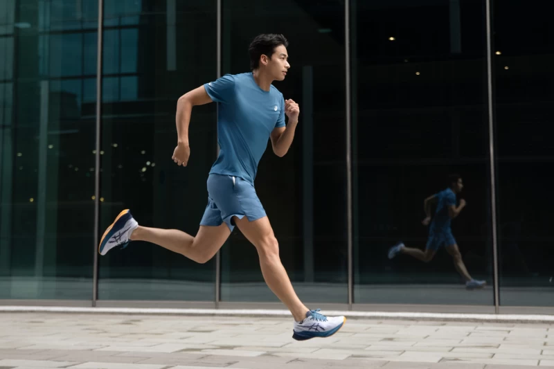ASICS專業運動形象大使林敬倫演繹NOVABLAST 3 彈出跑步樂趣。官方提供