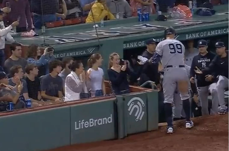 女球迷與洋基「法官」賈吉(Aaron Judge)擊掌high翻了!摘自推特