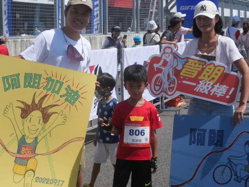 家長為小鐵人親做海報加油。捷安特提供