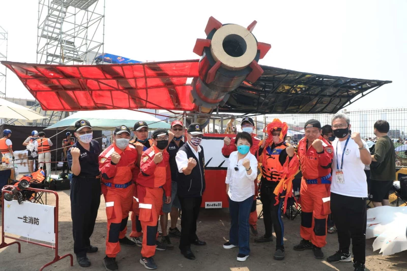 台中市長盧秀燕與台中市運動局長現身力挺Red Bull飛行日活動盼能透過活動讓世界看見台中看見台灣 。官方提供