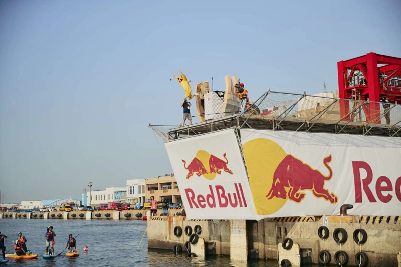 知名網紅HowHow組隊參賽2022Red Bull飛行日並化身無懼飛行器跳下六米高台。官方提供