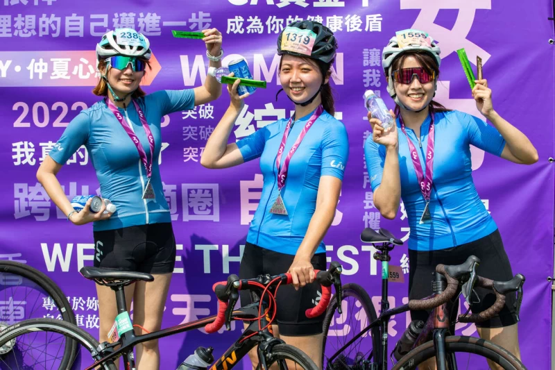 華視主播林奕雯(右)、鄭雅方(左)和友人劉蘋慧一同完賽。捷安特提供