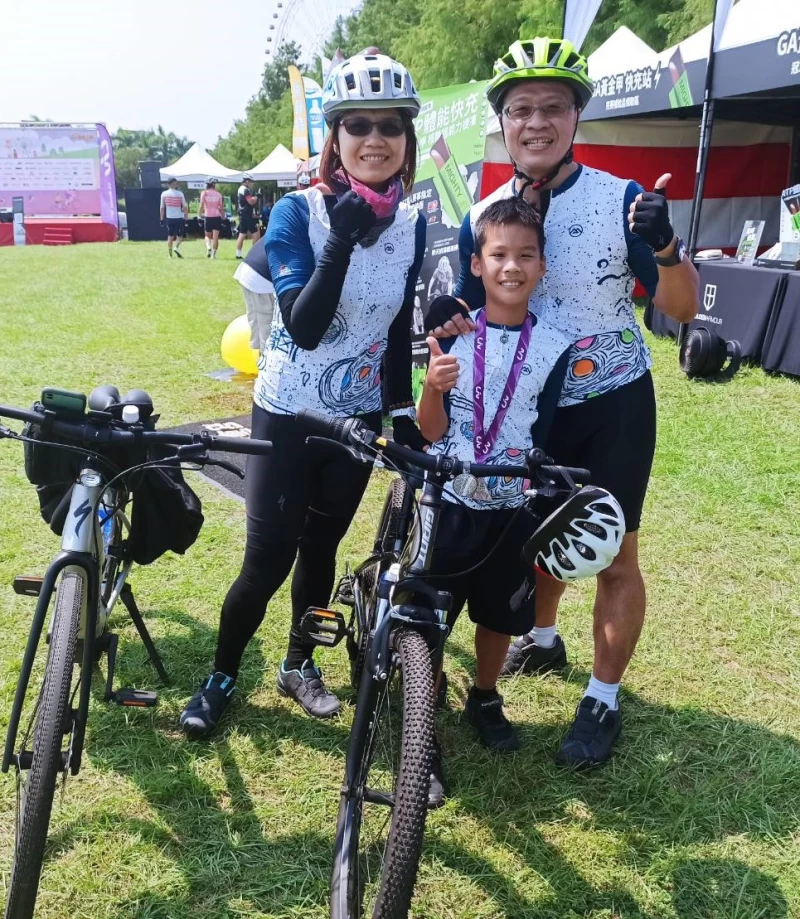11歲陳宥叡與父母親一同完賽。捷安特提供