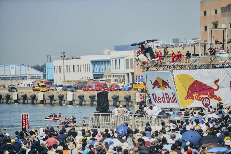 Red Bull飛行日參賽隊伍創意十足連媽祖頭像都成了飛行器飛出台中港。官方提供