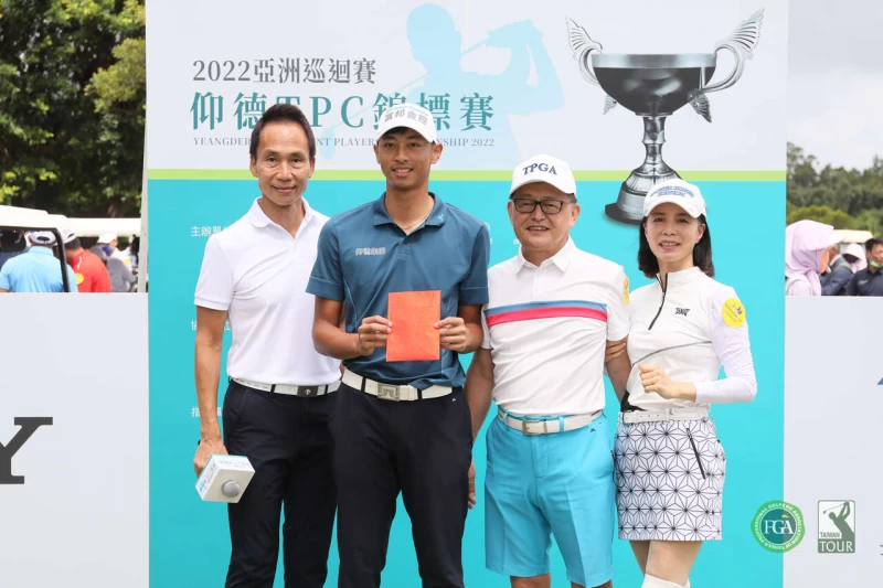 仰德集團董事長許育瑞（左一）和超邁工業董事長陳忠信夫婦（右二）丶一頒三萬元獎金給擊遠大賽第一名王偉軒。林聖凱攝影