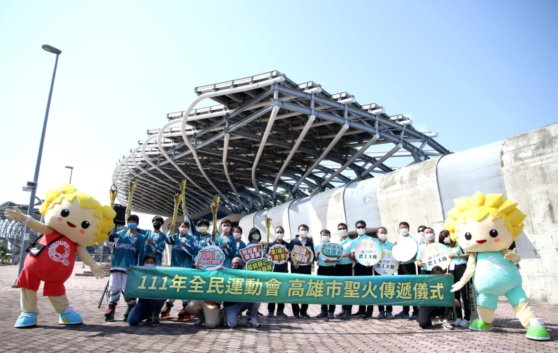 111年全民運動會聖火在高雄國家體育場完成交接傳遞後，兩市縣聖火隊人員全體合影。高雄市政府運動發展局 提供
