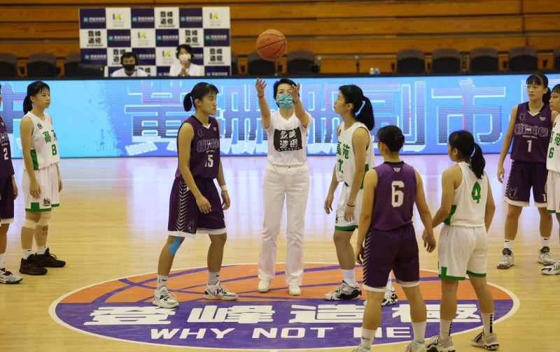 台北市長參選人黃珊珊上午為高女組高苑工商和輔仁中學之戰開球。大會提供