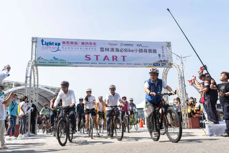 2022極點慢旅 雲林濱海必Bike小鎮(左起)立法院劉建國立委活動大使運動網紅EVA雲嘉南風。 官方提供