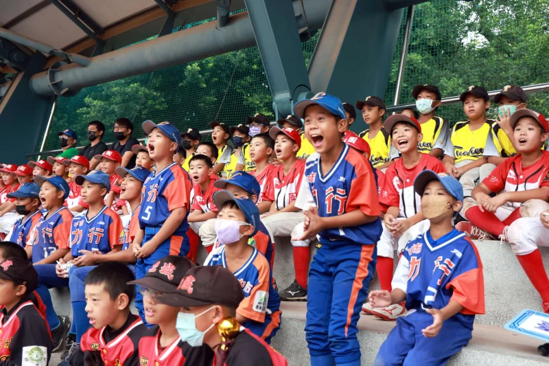 參賽球員看開幕看得精彩。大會提供