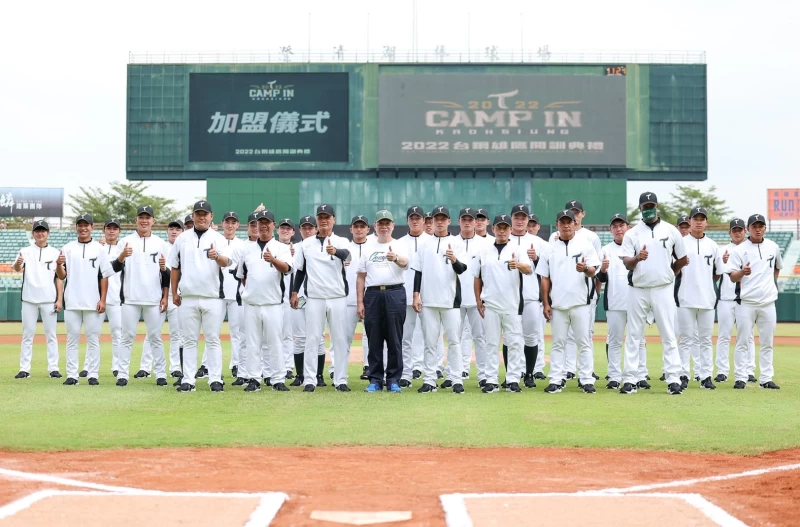 台鋼隊史首度開訓。台鋼雄鷹提供