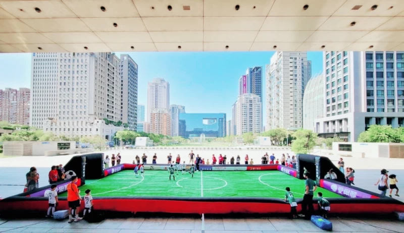 台中市府廣場辦迷你足賽。(台中市運動局提供)
