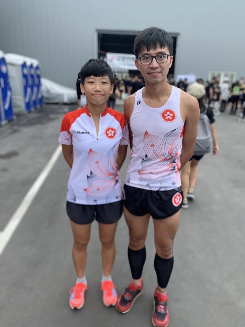 來自香港的情侶檔李健威右和梁嘉雯合力完賽。大會提供