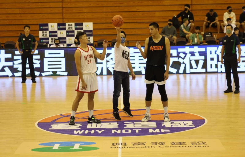 臺北市長參選人蔣萬安為大專男子組臺灣師大和國立體大之戰開球。大會提供