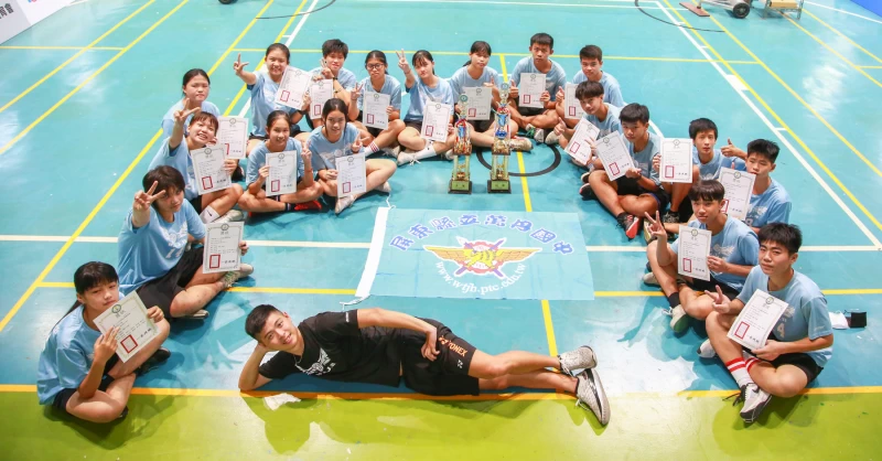 萬丹國中藤球隊與教練方瑞照。大會提供