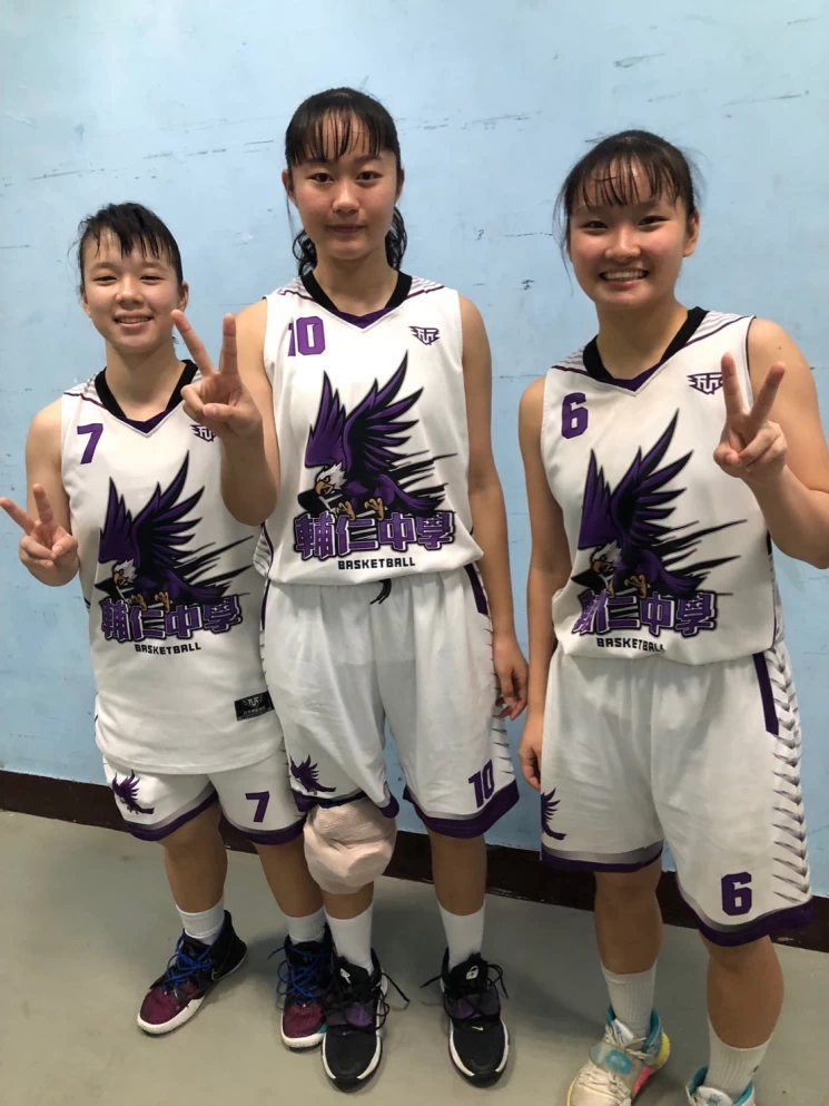 輔仁的土庫三佩張佩如(右起)黃佩伶、沈佩均。大會提供