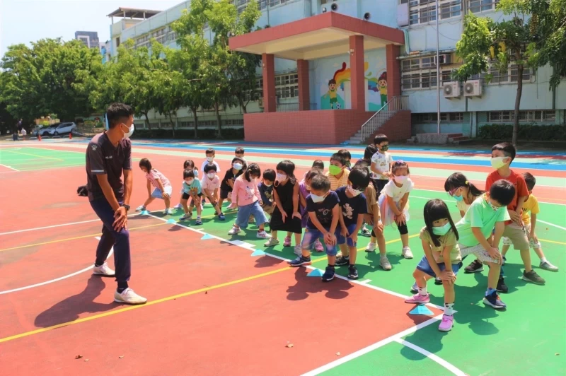 台中市率先推動「足球深耕計畫」,進行足球巡迴教學。(圖/台中市運動局提供)