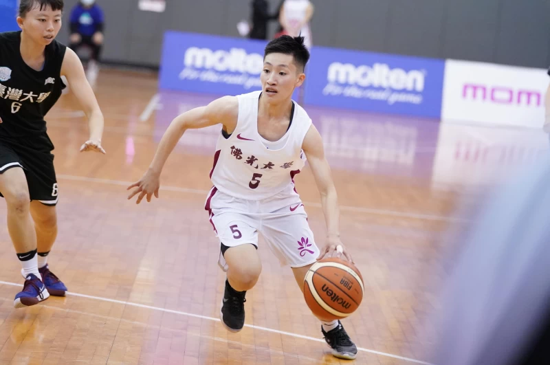 陳孟欣著佛光5戰袍107學年UBA大一菜鳥就領軍封后,個人膺選冠軍賽MVP新人后助攻后3獎史上唯一。大會提供