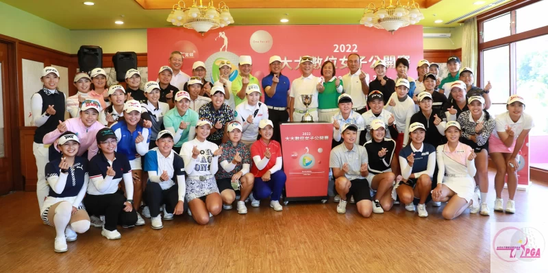 2022大大數位女子公開賽記者會大大數位董事長戴永輝（中）和台灣女子職業高爾夫協會劉依貞理事長以及參賽選手們.貴賓出席記者會。林聖凱攝影