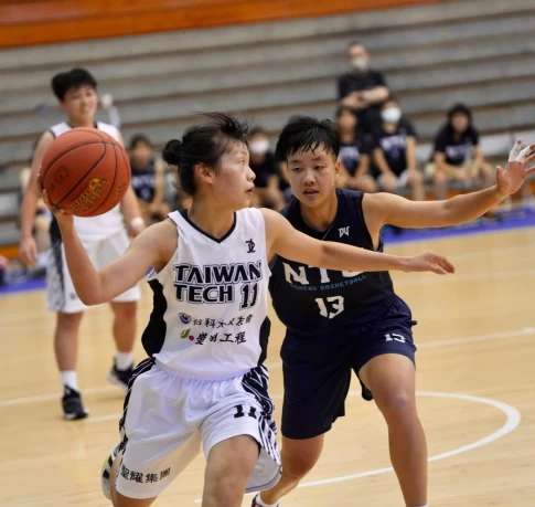 毫無菜鳥生澀的台科大一新鮮人陳佳妤持球進攻。大會提供