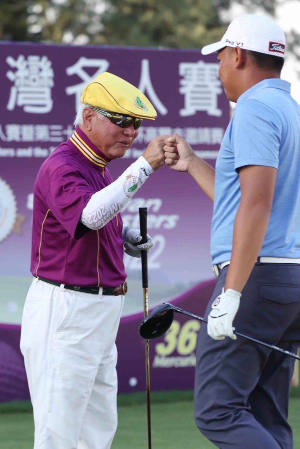 翁肇喜董事長與上屆冠軍選手王偉祥擊拳。大會提供