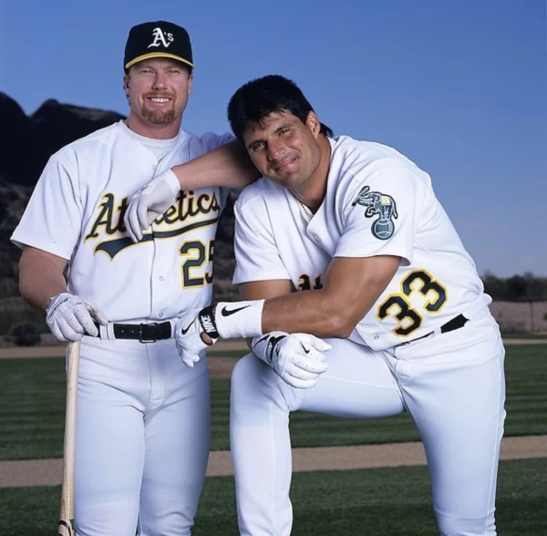 退役球星坎塞柯(Jose Canseco,右)神預言!摘自塞柯推特
