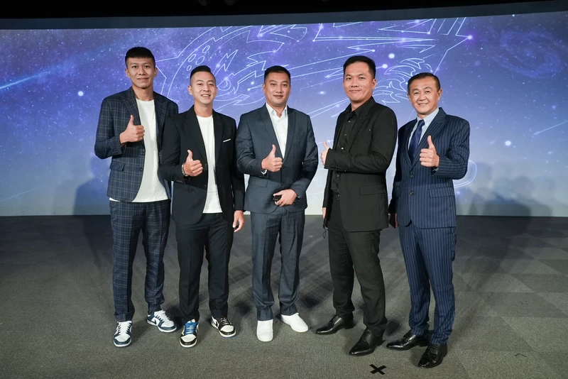 桃園雲豹球員羅振峰(左起)隊長鄭瑋、總經理蘇翊傑、董事長劉晉良和總教練劉嘉發。官方提供