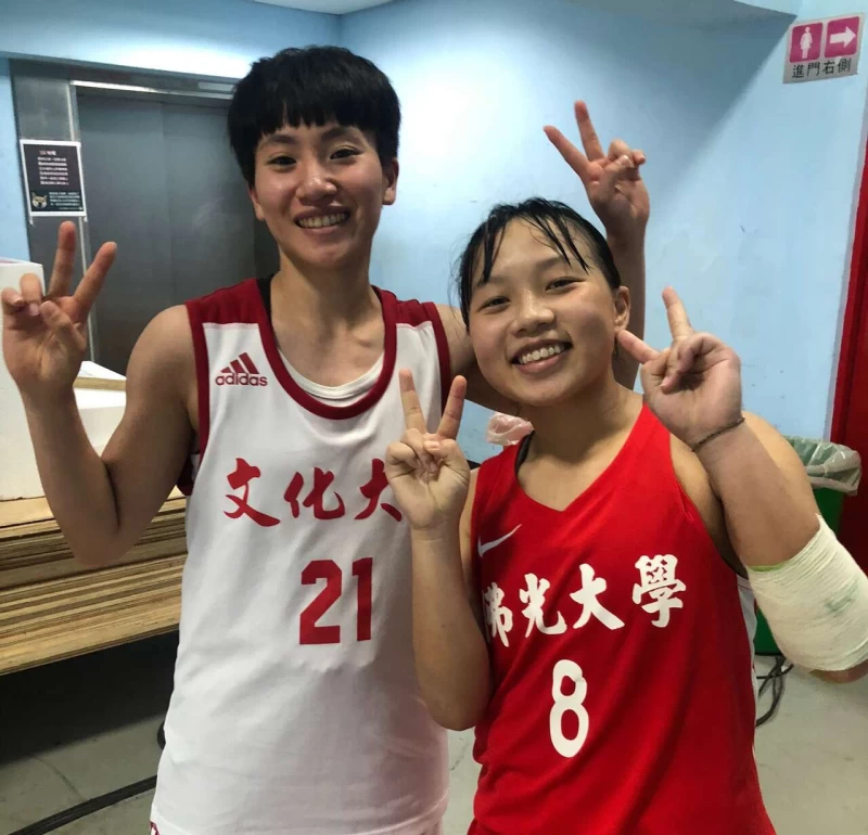 文化陳孟欣(左)、佛大梁瑜玲最後重新合璧。大會提供