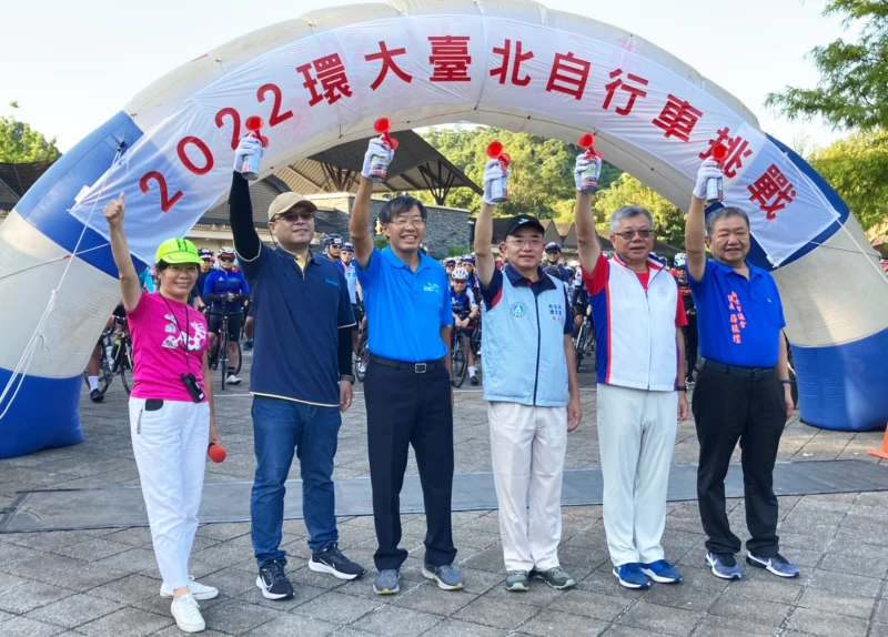 騎士協會何麗卿秘書長(左起)、朱尼博蔡明彥總經理、騎士協會盧瑞山理事長、教育部體育署全民組呂忠仁組長、中華奧林匹克委員會蔡家福副主席、新北市議長暨新北市體育總會蔣根煌理事長。自行車騎士協會提供