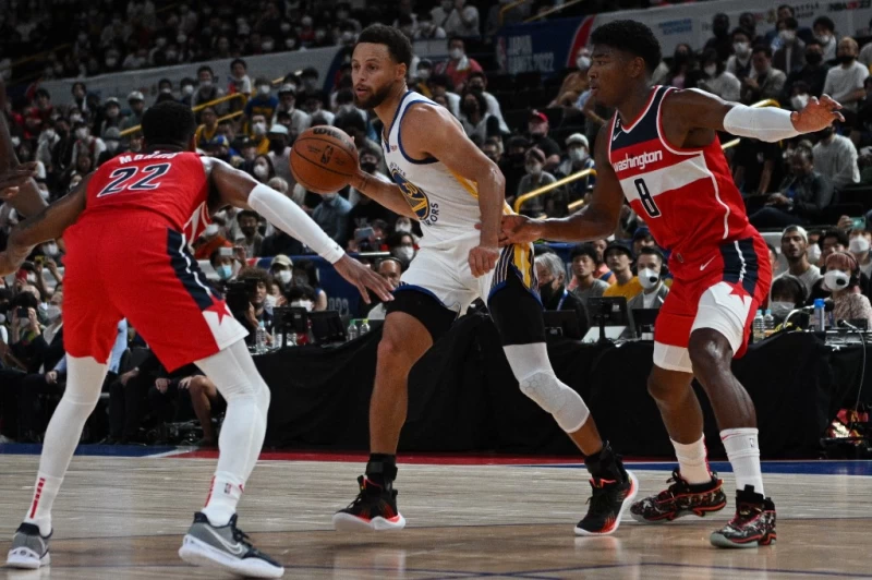 NBA日本熱身賽,地主球星八村壘(右)防守柯瑞(中)外,攻下巫師最高的13分。(法新社)