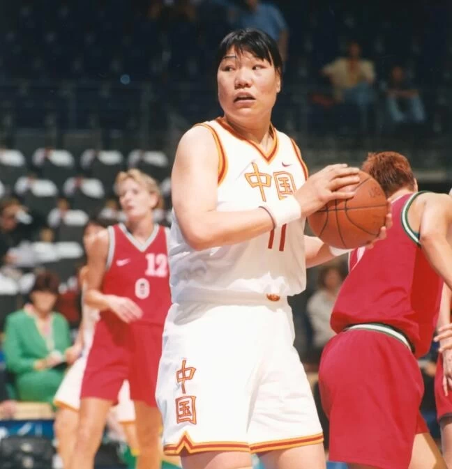 28年前1994世界盃MVP的名人堂中國傳奇中鋒鄭海霞。摘自新浪網