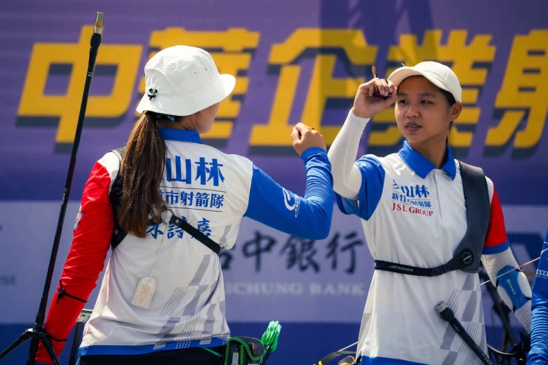 愛山林女團林詩嘉(左)、張容嘉。射箭協會提供